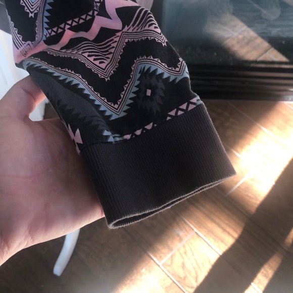 🌺Divided Aztec sweatshirt🌺 - Picture 4 of 5